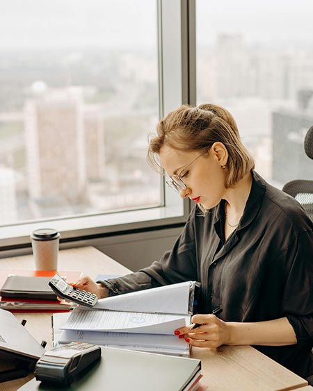 financial analyst crunching numbers for payroll services Maurice LA