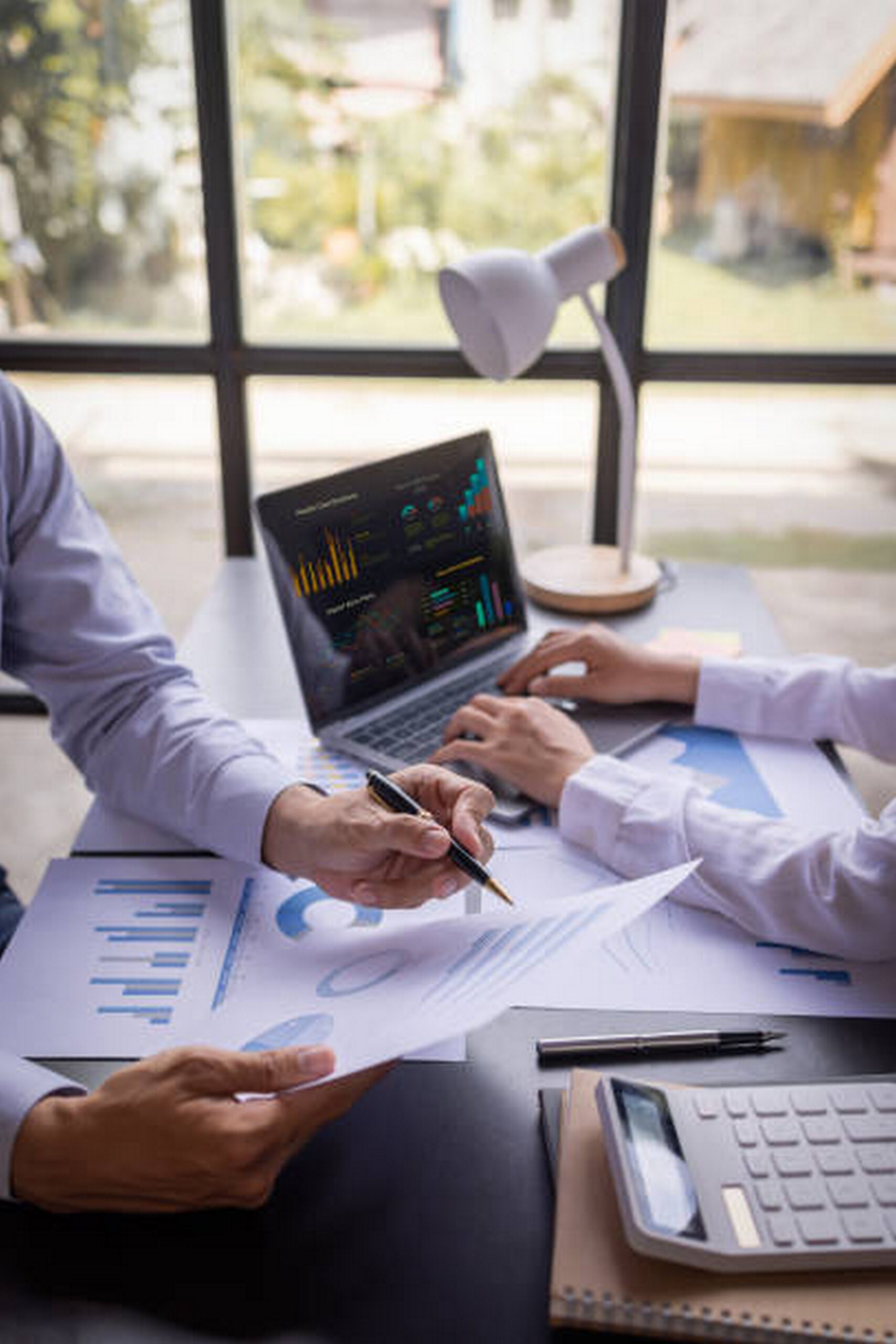 Accountants doing analysis for bookkeeping services Maurice LA