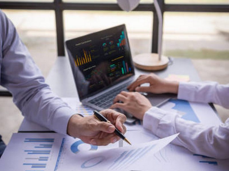 Accountants doing analysis for bookkeeping services Maurice LA